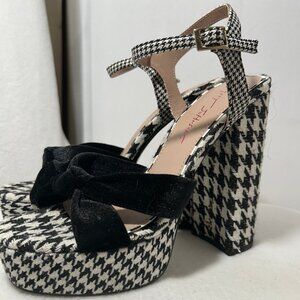 Betsy Johnson size 9M, new